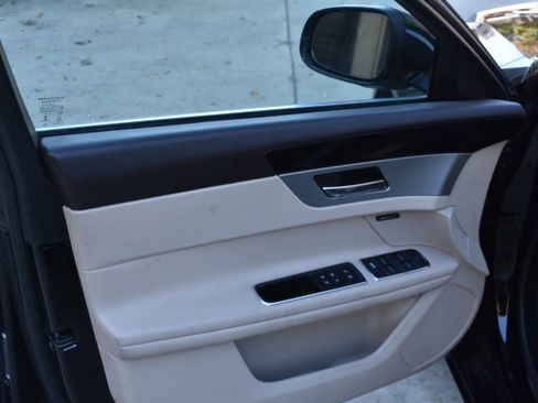 Used 2017 Jaguar XF Premium image 29