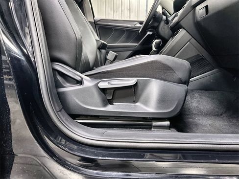 Used 2024 Volkswagen Tiguan SE image 29