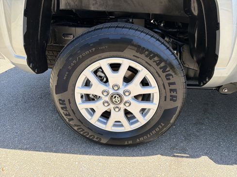 Used 2024 Toyota Tacoma SR5 w/ SR5 Upgrade Package image 17