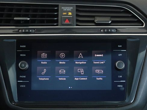 Used 2018 Volkswagen Tiguan SEL AWD/4WD image 40