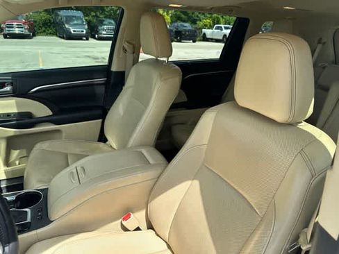 Used 2016 Toyota Highlander Limited AWD/4WD image 3