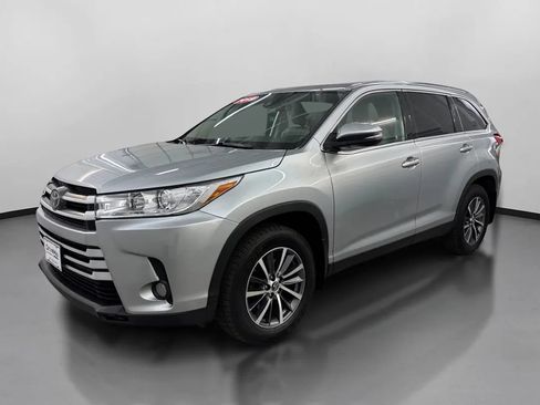 Used 2019 Toyota Highlander XLE AWD/4WD image 4