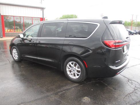 Used 2023 Chrysler Pacifica Touring-L FWD image 3