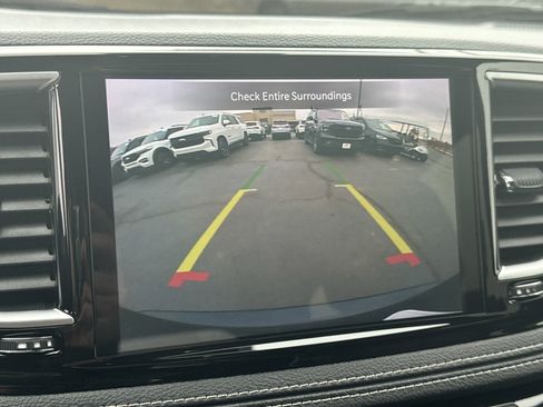 Used 2025 Chrysler Pacifica Limited image 26