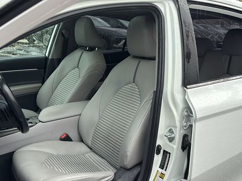 Used 2022 Toyota Camry SE image 10