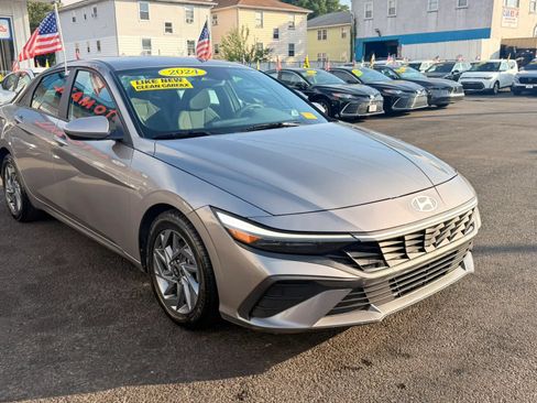 Used 2024 Hyundai Elantra SEL FWD image 2
