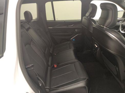Used 2022 Jeep Grand Cherokee Overland w/ Luxury Tech Group IV AWD/4WD image 19