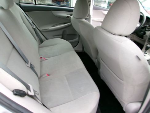 Used 2013 Toyota Corolla LE image 8