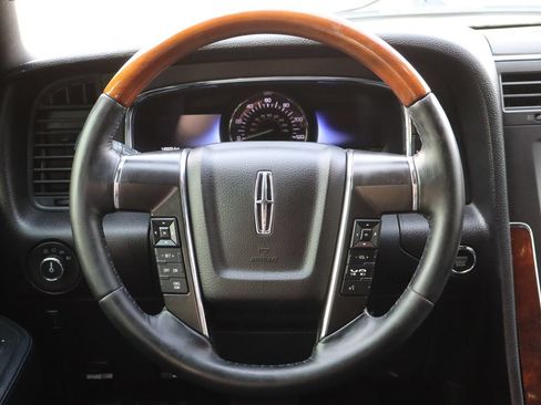 Used 2015 Lincoln Navigator 4WD image 18
