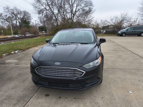 Used 2018 Ford Fusion SE image 1