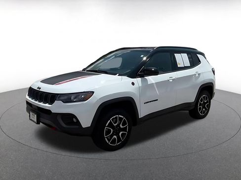 Used 2025 Jeep Compass Trailhawk AWD/4WD image 6