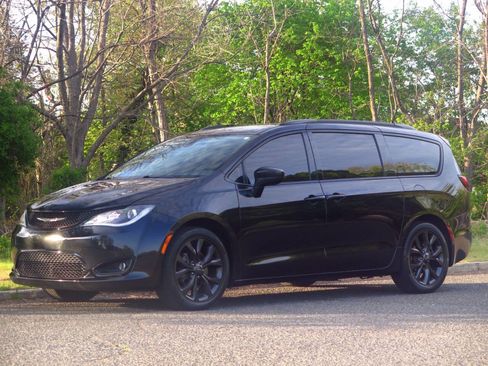 Used 2019 Chrysler Pacifica Touring Plus w/ S Appearance Package FWD image 1