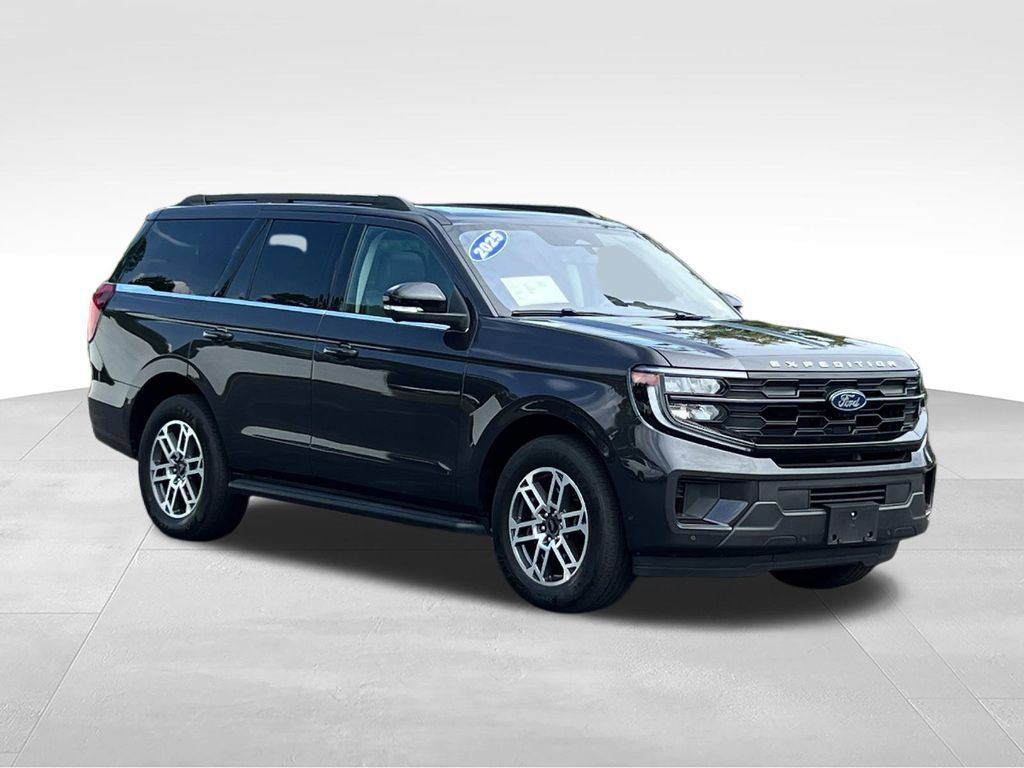 Used 2025 Ford Expedition Active RWD image 3