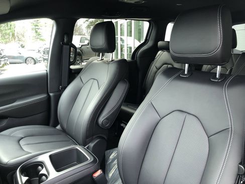 New 2026 Chrysler Pacifica Select image 15