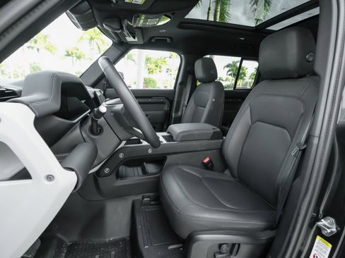 Used 2025 Land Rover Defender 110 S image 15