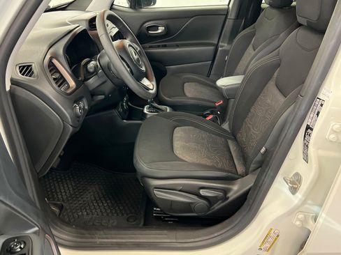 Used 2023 Jeep Renegade Latitude AWD/4WD image 17