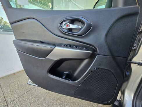 Used 2019 Jeep Cherokee Latitude w/ Popular Appearance Group image 17