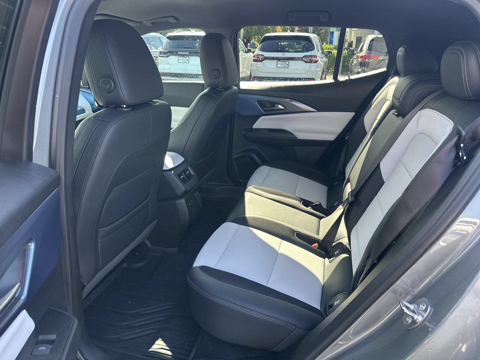 Used 2024 Chevrolet Equinox EV LT FWD image 31