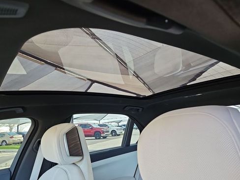 Used 2023 BMW 740i image 8