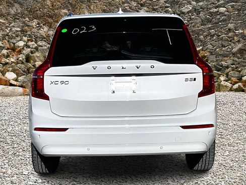Used 2023 Volvo XC90 B5 Core image 4