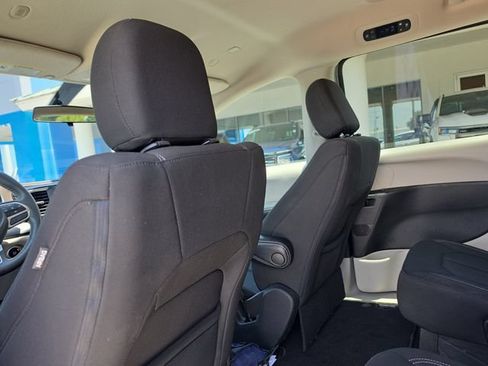Used 2022 Chrysler Voyager LX FWD image 11