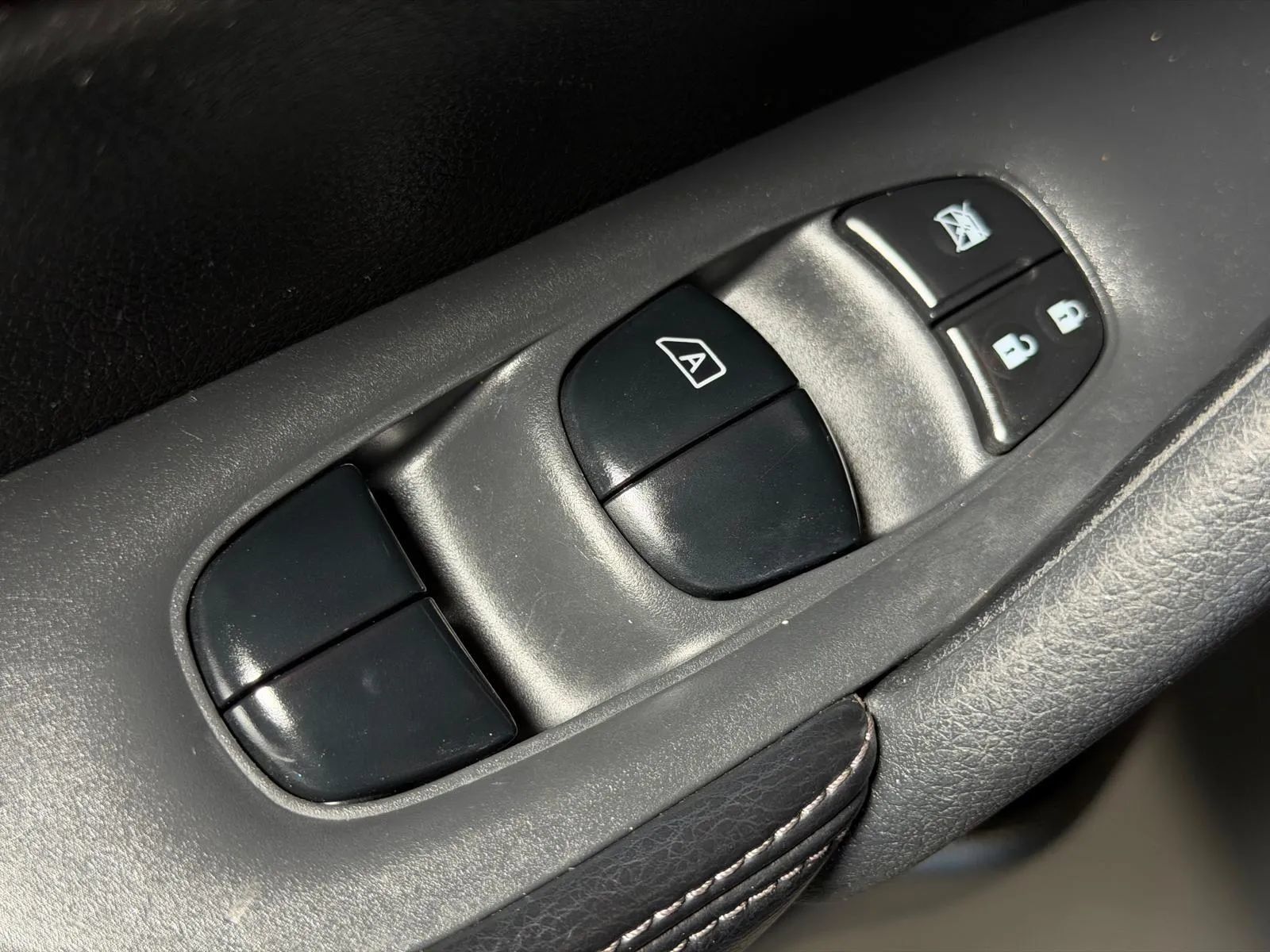 Used 2016 Nissan Rogue S FWD image 25