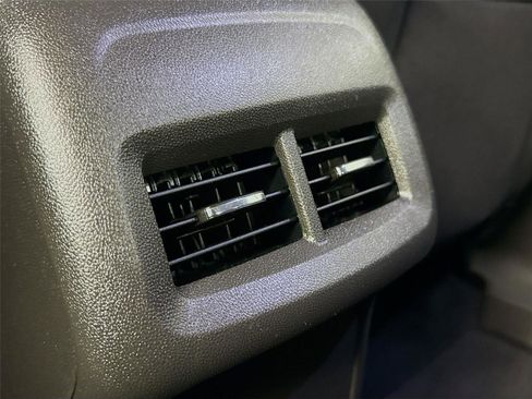 Used 2021 Chevrolet Equinox LT image 24