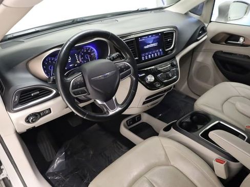 Used 2019 Chrysler Pacifica Touring-L Plus w/ Tire & Wheel Group FWD image 11