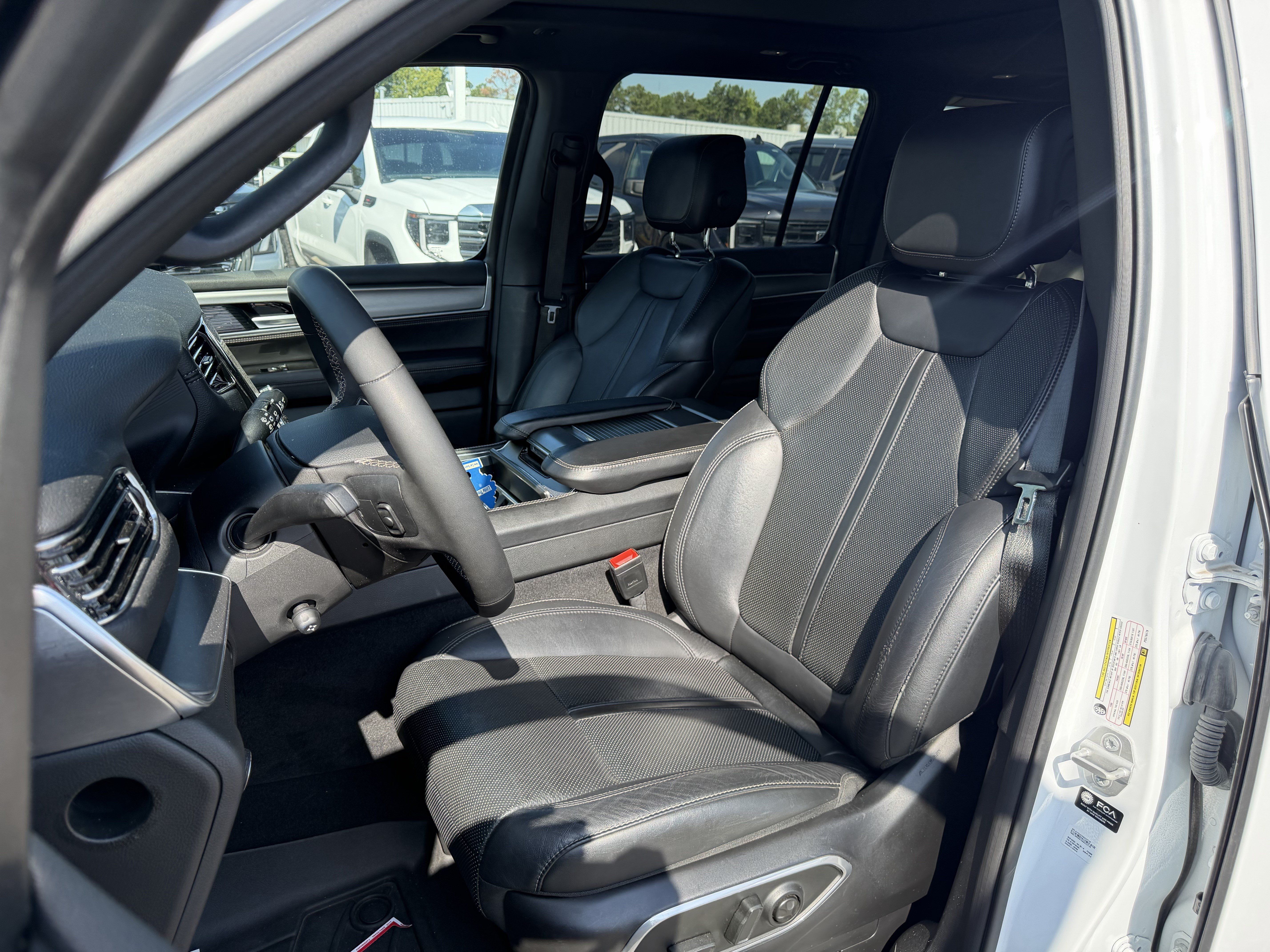 Used 2023 Jeep Wagoneer Series II AWD/4WD image 12