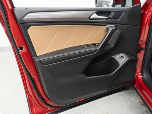 Used 2024 Volkswagen Tiguan SE w/ Panoramic Sunroof Package image 13