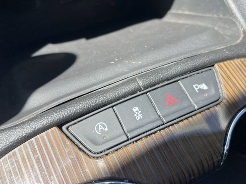 Used 2023 GMC Acadia SLE w/ Driver Convenience Package image 16