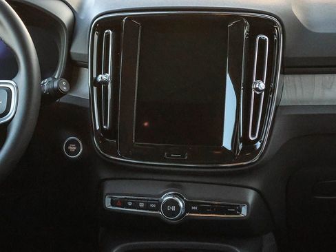 Used 2025 Volvo XC40 B5 Core image 24