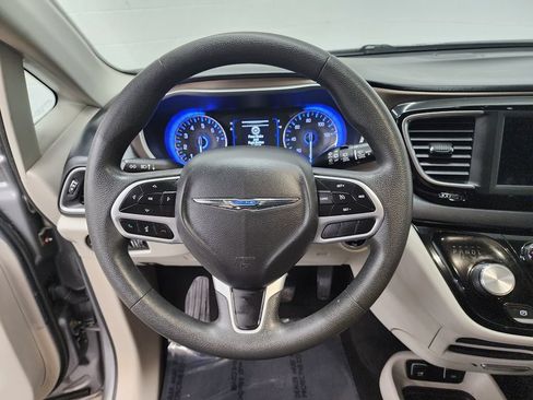 Used 2018 Chrysler Pacifica Touring Plus FWD image 14