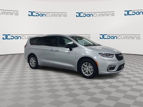 New 2026 Chrysler Pacifica Select FWD image 2
