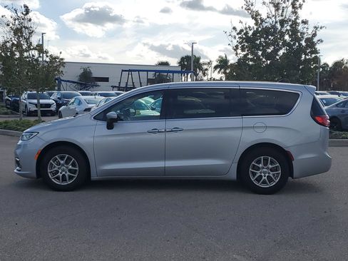 Used 2023 Chrysler Pacifica Touring-L image 7