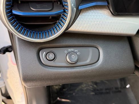 Used 2025 Chevrolet Trax LT w/ LT Convenience Package image 31