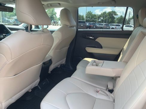 Used 2023 Toyota Highlander XLE FWD image 15