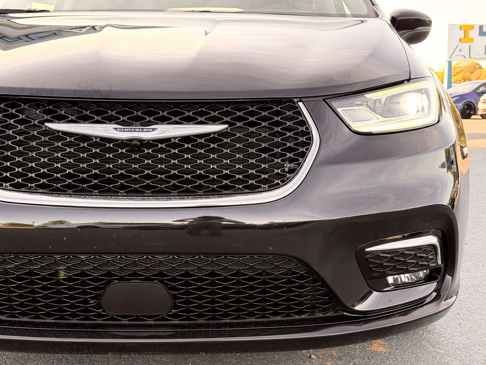 Used 2023 Chrysler Pacifica Touring-L FWD image 7