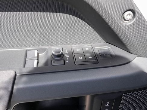 Used 2023 Land Rover Defender 90 X-Dynamic SE image 39