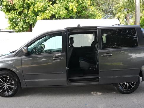 Used 2017 Dodge Grand Caravan GT FWD image 4