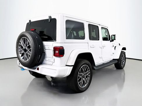 Used 2023 Jeep Wrangler Unlimited Sahara AWD/4WD image 5