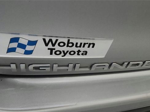 Certified 2024 Toyota Highlander XLE image 25