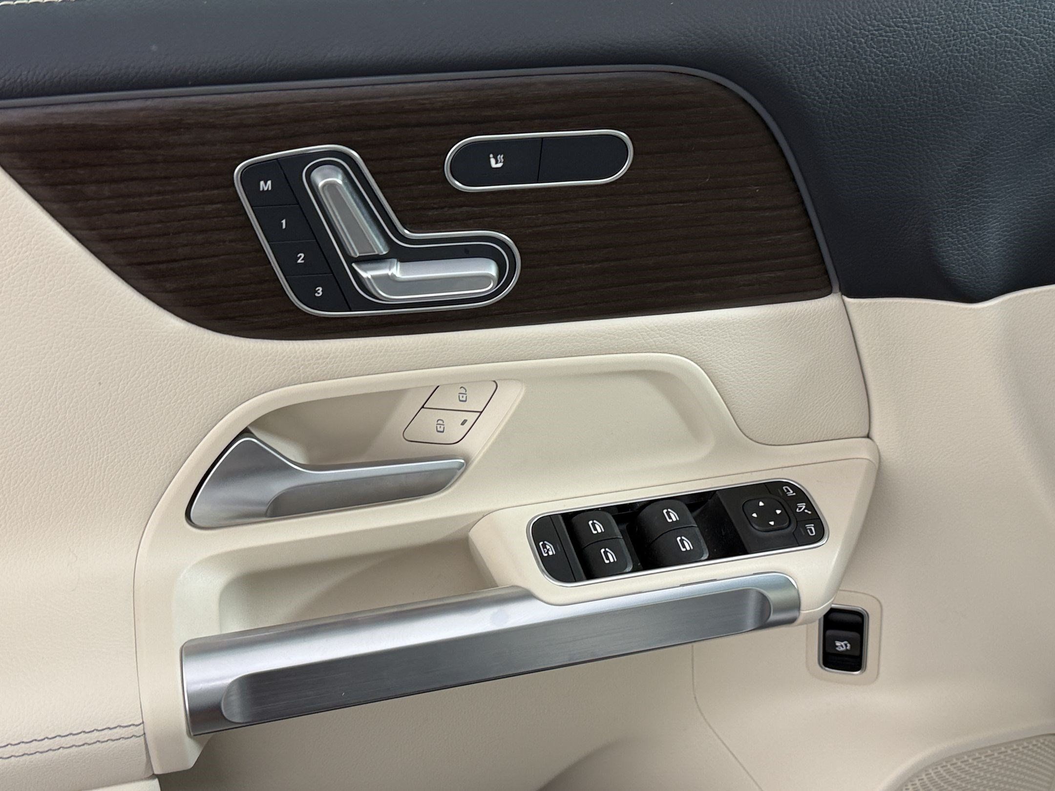 Used 2025 Mercedes-Benz GLB 250 4MATIC image 27