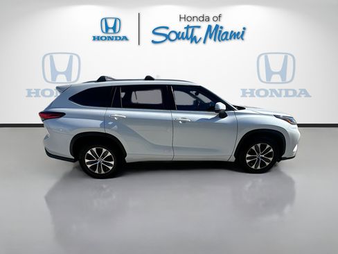 Used 2022 Toyota Highlander XLE image 8