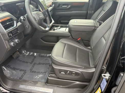 Used 2025 GMC Yukon XL Denali AWD/4WD image 9