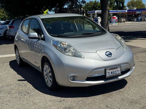 Used 2015 Nissan Leaf S w/ Charge Package FWD image 4