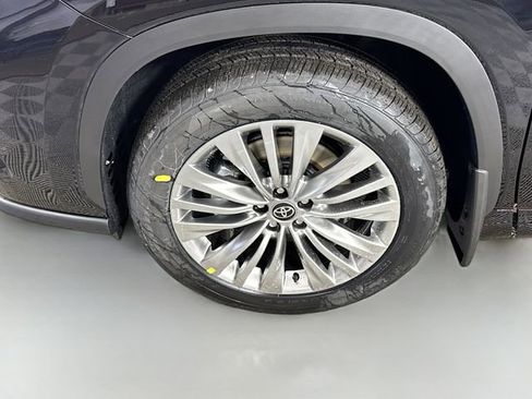 New 2026 Toyota Highlander Platinum image 4