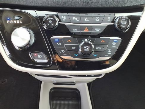 Used 2019 Chrysler Pacifica Touring-L w/ Advanced Safetytec Group image 8