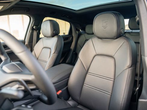 New 2026 Porsche Cayenne Coupe image 5