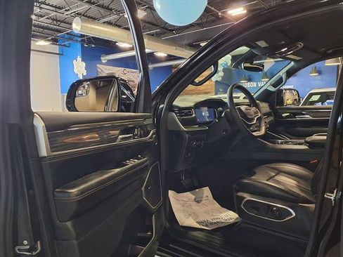 Used 2022 Jeep Wagoneer Series III w/ Flexible Seating Group image 15